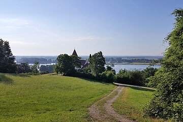 Stadtteil Schäfstall: Blick auf die Pfarrkirche St. Felizitas und in die Donau-Ebene