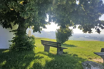 Herz-Jesu-Kapelle mit Blick auf den Stadtteil Zirgesheim