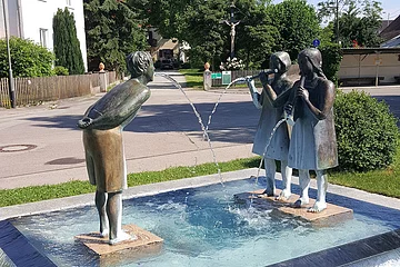 Kindheitsbrunnen am Werner-Egk-Platz im Statteil Auchsesheim